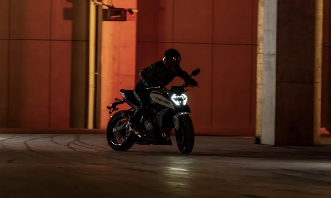 凯越26款450R·街斗正式上市！24777！四缸极致性能街车重磅来袭